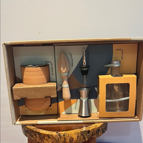 Modern Sprout Infusion Kit w/Terracotta Herb Kit, Wooden Reamer and accessories - Picture 1 of 7